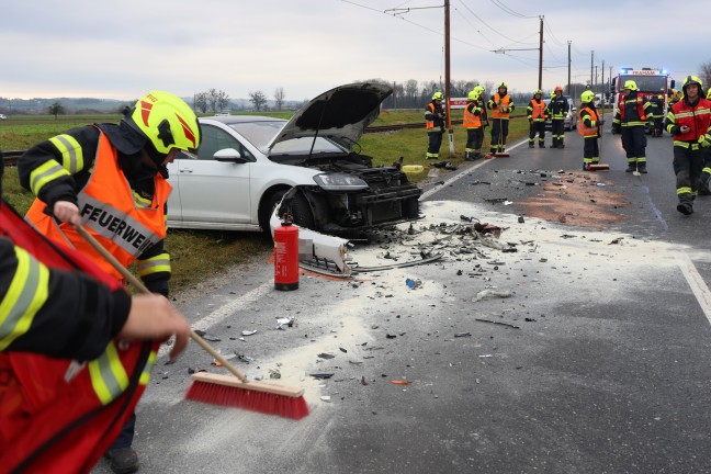 	Fahrertre herausgerissen: Frontalcrash auf Eferdinger Strae bei Alkoven fordert zwei Verletzte