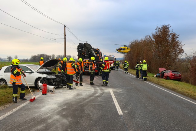 	Fahrertre herausgerissen: Frontalcrash auf Eferdinger Strae bei Alkoven fordert zwei Verletzte