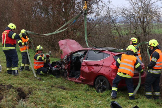 	Fahrertre herausgerissen: Frontalcrash auf Eferdinger Strae bei Alkoven fordert zwei Verletzte