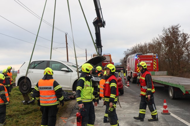 	Fahrertre herausgerissen: Frontalcrash auf Eferdinger Strae bei Alkoven fordert zwei Verletzte