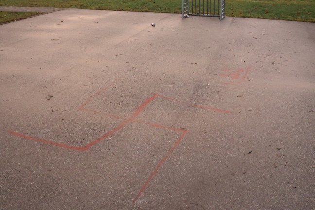 	Entfernung schwierig: Aufregung um "Tot den Juden"-Schmierereien in einem Park in Wels-Neustadt