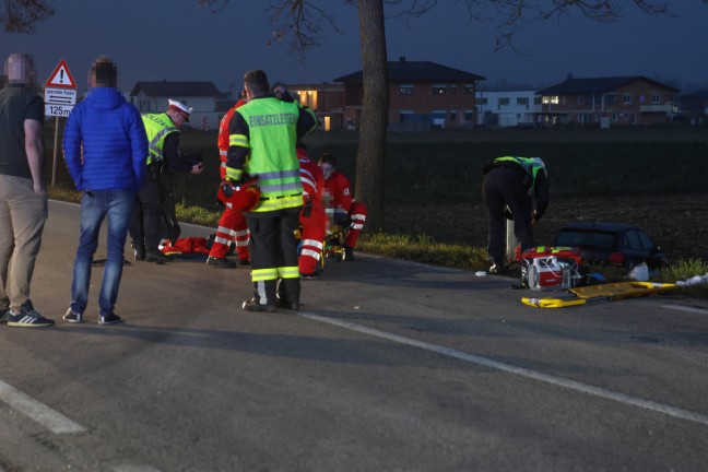 	Drei teils Schwerverletzte bei Unfall zwischen Moped und zwei PKW in Weikirchen an der Traun