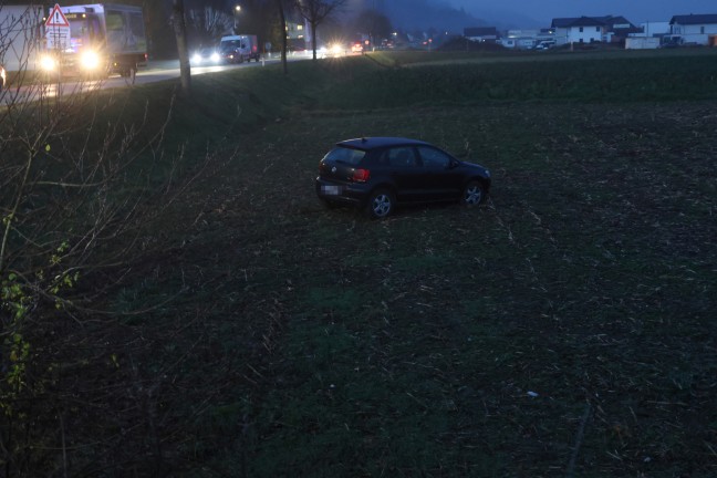 	Drei teils Schwerverletzte bei Unfall zwischen Moped und zwei PKW in Weikirchen an der Traun