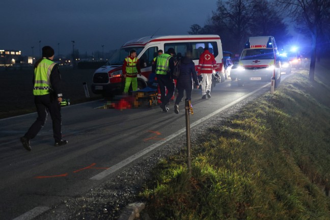 	Drei teils Schwerverletzte bei Unfall zwischen Moped und zwei PKW in Weikirchen an der Traun