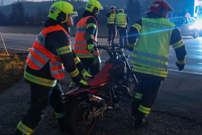 	Drei teils Schwerverletzte bei Unfall zwischen Moped und zwei PKW in Weikirchen an der Traun