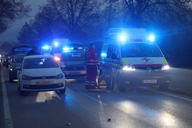 	Drei teils Schwerverletzte bei Unfall zwischen Moped und zwei PKW in Weikirchen an der Traun