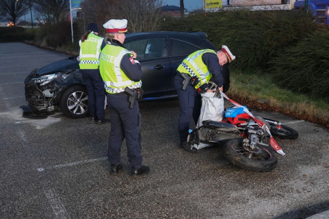 	Drei teils Schwerverletzte bei Unfall zwischen Moped und zwei PKW in Weikirchen an der Traun