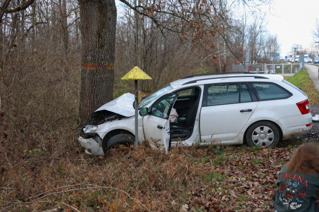 	Auto in Weikirchen an der Traun nach Kollision mit LKW gegen Baum geprallt