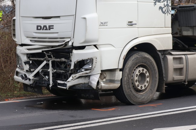 	Auto in Weikirchen an der Traun nach Kollision mit LKW gegen Baum geprallt