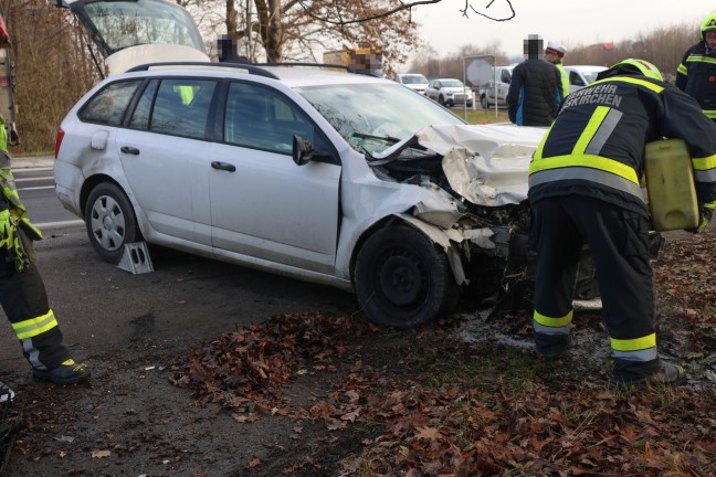 	Auto in Weikirchen an der Traun nach Kollision mit LKW gegen Baum geprallt