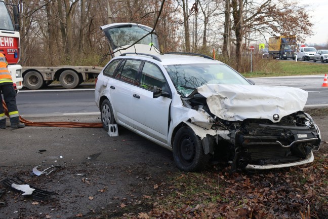 	Auto in Weikirchen an der Traun nach Kollision mit LKW gegen Baum geprallt