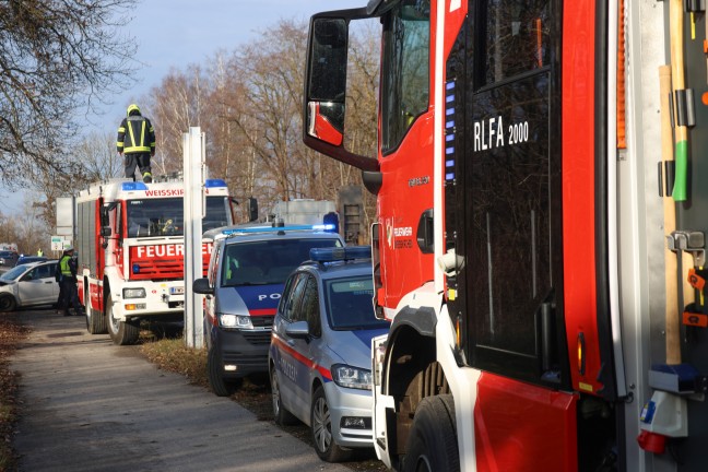 	Auto in Weikirchen an der Traun nach Kollision mit LKW gegen Baum geprallt