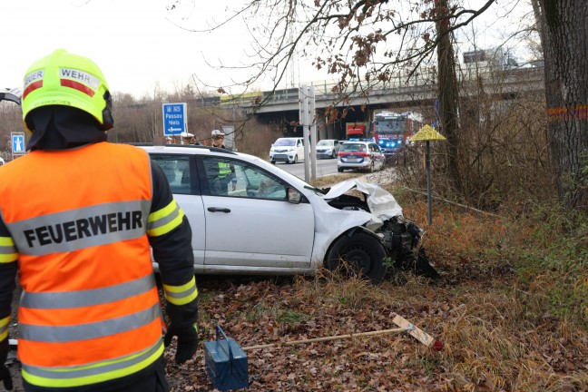 	Auto in Weikirchen an der Traun nach Kollision mit LKW gegen Baum geprallt