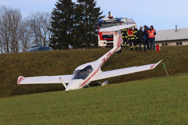 	Kleinflugzeug auf Flugplatz in Laakirchen ber Landebahn hinausgeschossen