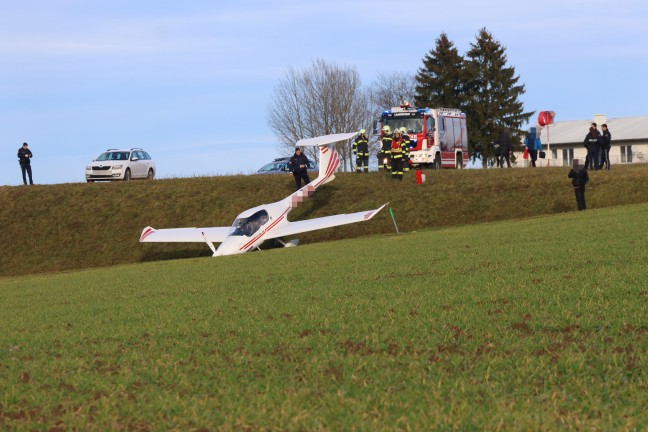 	Kleinflugzeug auf Flugplatz in Laakirchen ber Landebahn hinausgeschossen