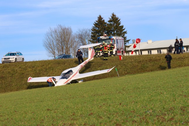 	Kleinflugzeug auf Flugplatz in Laakirchen ber Landebahn hinausgeschossen