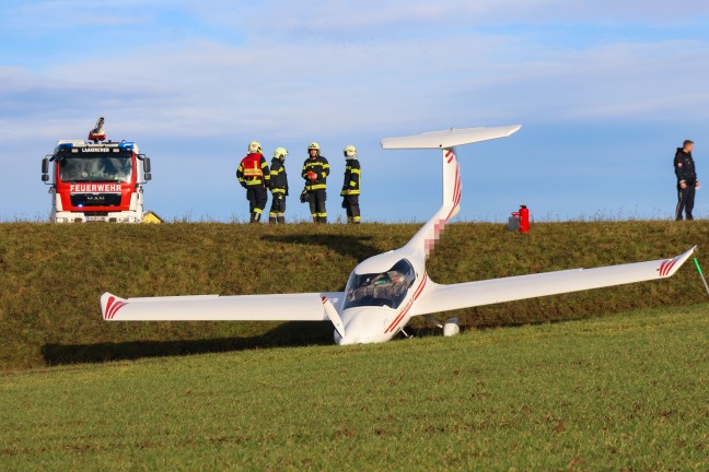 	Kleinflugzeug auf Flugplatz in Laakirchen ber Landebahn hinausgeschossen