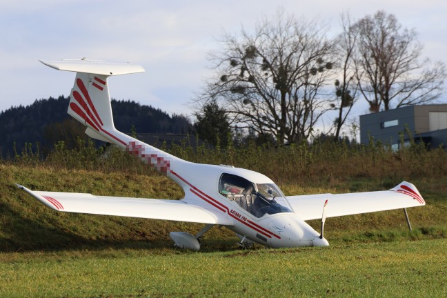 	Kleinflugzeug auf Flugplatz in Laakirchen ber Landebahn hinausgeschossen