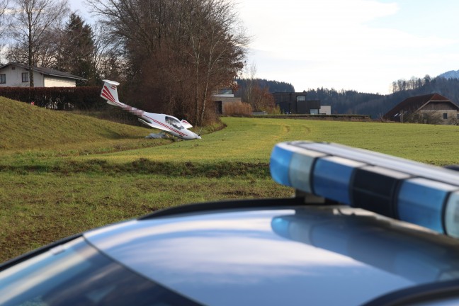 	Kleinflugzeug auf Flugplatz in Laakirchen ber Landebahn hinausgeschossen