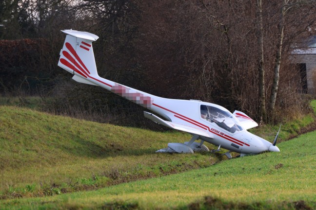 	Kleinflugzeug auf Flugplatz in Laakirchen ber Landebahn hinausgeschossen