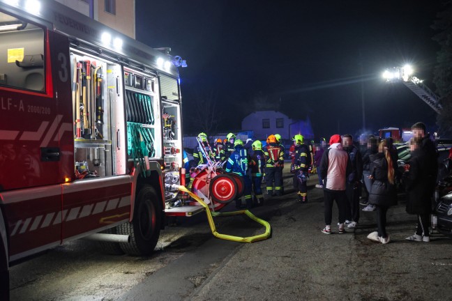 	Kchenbrand in einem Mehrparteienwohngebude in Marchtrenk sorgt fr Einsatz zweier Feuerwehren