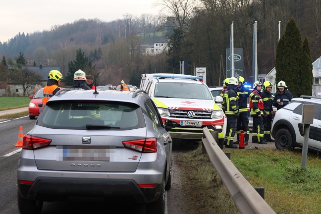 	Schwerer Verkehrsunfall auf Innviertler Strae bei Schllberg fordert zwei Verletzte