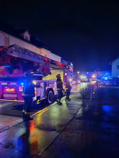 Rettungsdienst untersttzt: Grerer Rettungseinsatz mittels Drehleiter in Gmunden