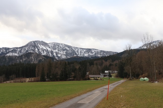 Bergrettung, Rettung und Feuerwehr bei Personenrettung in einem Wald in Scharnstein im Einsatz