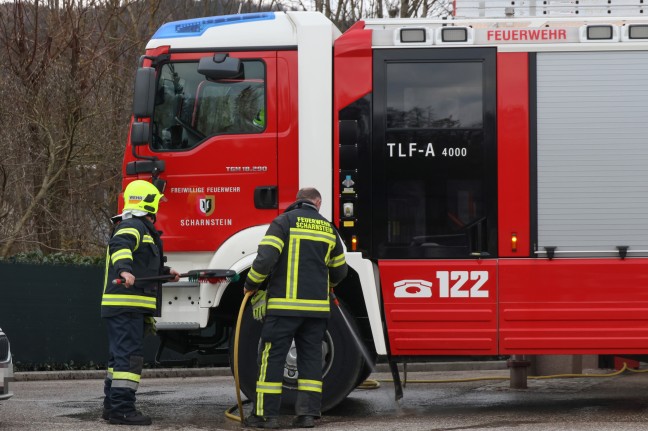 Bergrettung, Rettung und Feuerwehr bei Personenrettung in einem Wald in Scharnstein im Einsatz