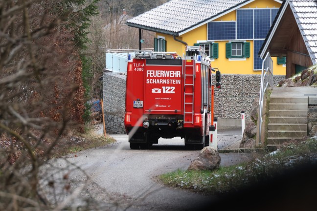 Bergrettung, Rettung und Feuerwehr bei Personenrettung in einem Wald in Scharnstein im Einsatz