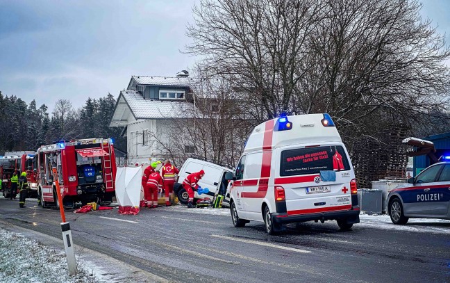 Kleintransporter auf Lamprechtshausener Strae bei St. Georgen am Fillmannsbach gegen Baum geprallt