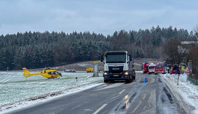 Kleintransporter auf Lamprechtshausener Strae bei St. Georgen am Fillmannsbach gegen Baum geprallt