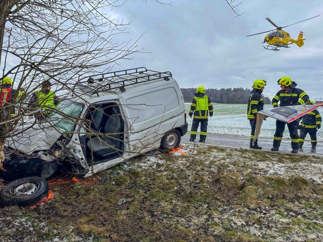 Kleintransporter auf Lamprechtshausener Strae bei St. Georgen am Fillmannsbach gegen Baum geprallt