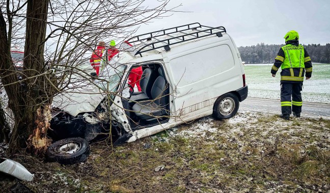 Kleintransporter auf Lamprechtshausener Strae bei St. Georgen am Fillmannsbach gegen Baum geprallt