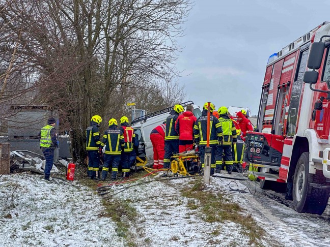 Kleintransporter auf Lamprechtshausener Strae bei St. Georgen am Fillmannsbach gegen Baum geprallt