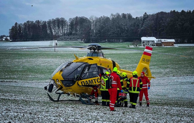 Kleintransporter auf Lamprechtshausener Strae bei St. Georgen am Fillmannsbach gegen Baum geprallt