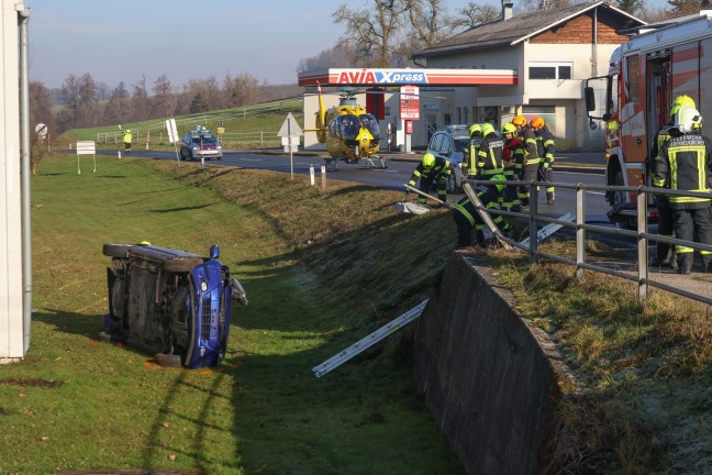 Auto berschlagen: PKW nach Unfall in Niederneukirchen seitlich liegend zum Stillstand gekommen