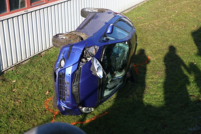 Auto berschlagen: PKW nach Unfall in Niederneukirchen seitlich liegend zum Stillstand gekommen