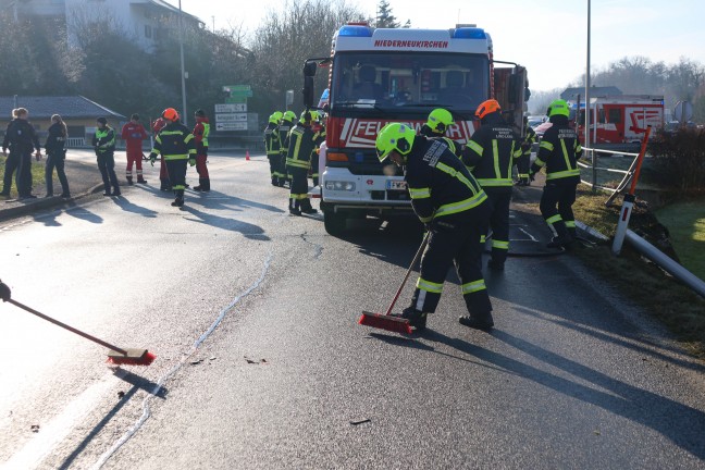 Auto berschlagen: PKW nach Unfall in Niederneukirchen seitlich liegend zum Stillstand gekommen