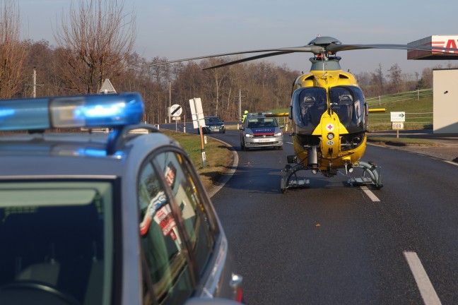 Auto berschlagen: PKW nach Unfall in Niederneukirchen seitlich liegend zum Stillstand gekommen