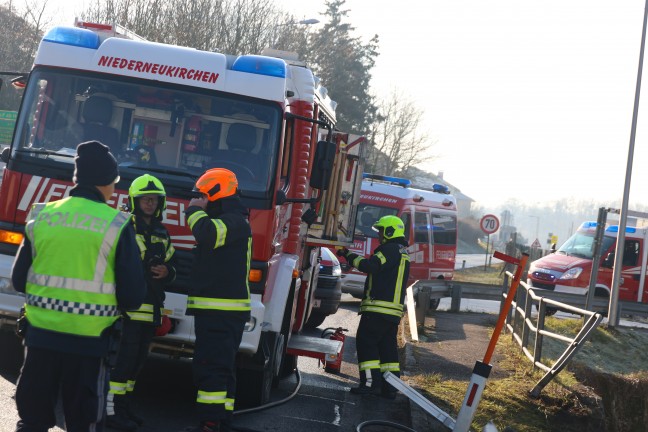 Auto berschlagen: PKW nach Unfall in Niederneukirchen seitlich liegend zum Stillstand gekommen