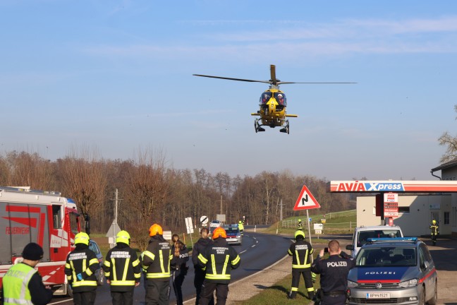 Auto berschlagen: PKW nach Unfall in Niederneukirchen seitlich liegend zum Stillstand gekommen