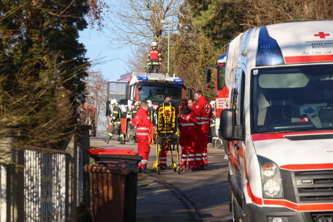 Thalheim bei Wels: Einsatzkrfte halfen Beifahrerin beim Aussteigen aus Unfallfahrzeug in Bschung