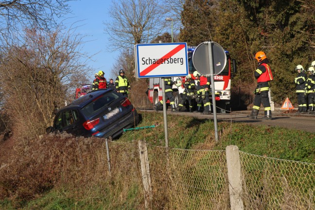 Thalheim bei Wels: Einsatzkrfte halfen Beifahrerin beim Aussteigen aus Unfallfahrzeug in Bschung