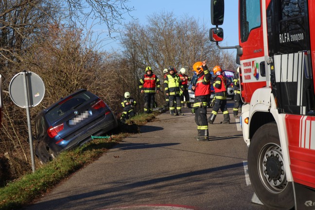 Thalheim bei Wels: Einsatzkrfte halfen Beifahrerin beim Aussteigen aus Unfallfahrzeug in Bschung