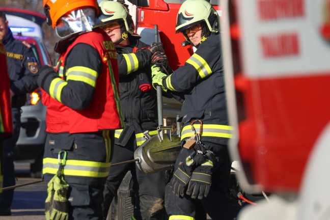 Thalheim bei Wels: Einsatzkrfte halfen Beifahrerin beim Aussteigen aus Unfallfahrzeug in Bschung