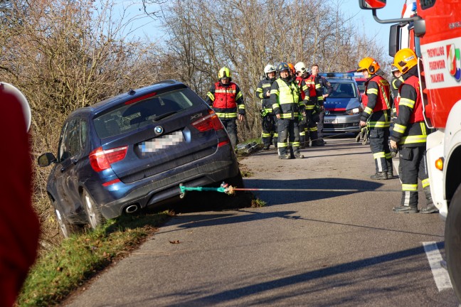 Thalheim bei Wels: Einsatzkrfte halfen Beifahrerin beim Aussteigen aus Unfallfahrzeug in Bschung