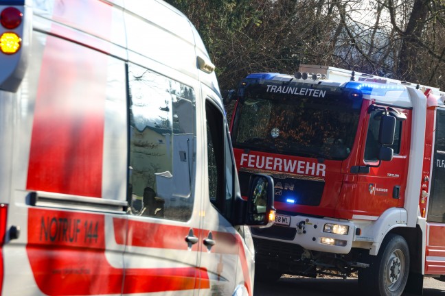 Thalheim bei Wels: Einsatzkrfte halfen Beifahrerin beim Aussteigen aus Unfallfahrzeug in Bschung