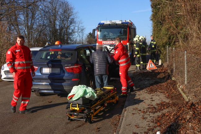 Thalheim bei Wels: Einsatzkrfte halfen Beifahrerin beim Aussteigen aus Unfallfahrzeug in Bschung