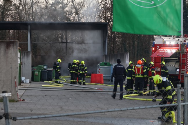 Brandeinsatz in einem Altstoffsammelzentrum in Traun